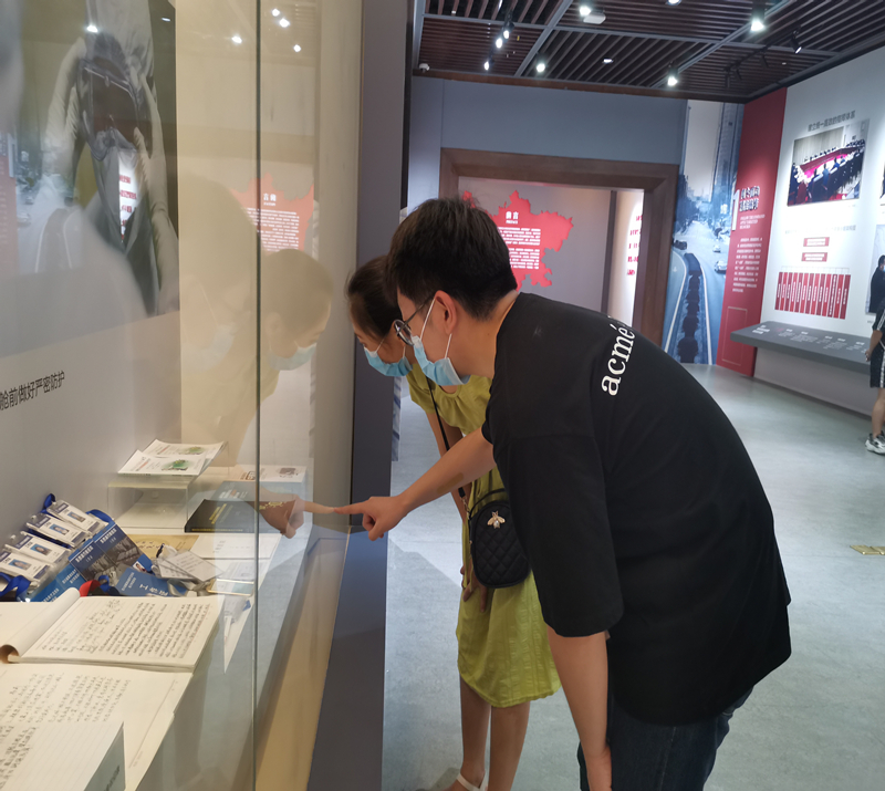 20200715参观战疫专题展览 向逆行英雄致敬（运管公司成灌成都管理站-谭文韵）2_副本.jpg